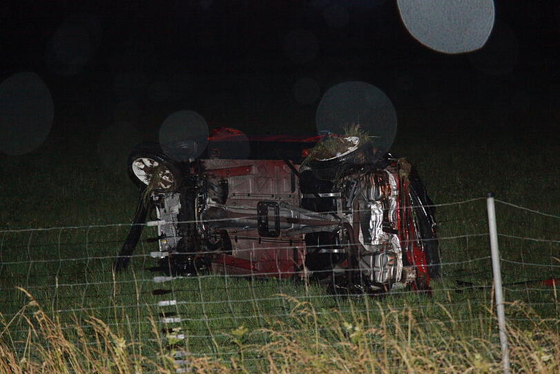 Eine Frau ist bei einem Unfall auf der Autobahn 8 bei Bad Aibling im Landkreis Rosenheim ums Leben gekommen. Sie überschlug sich auf regennasser Fahrbahn. Bilder von der Unfallstelle.