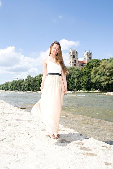 Melanie sieht sich am liebsten schlicht und elegant. Die Bilder von ihrem Fotoshooting an der Isar.