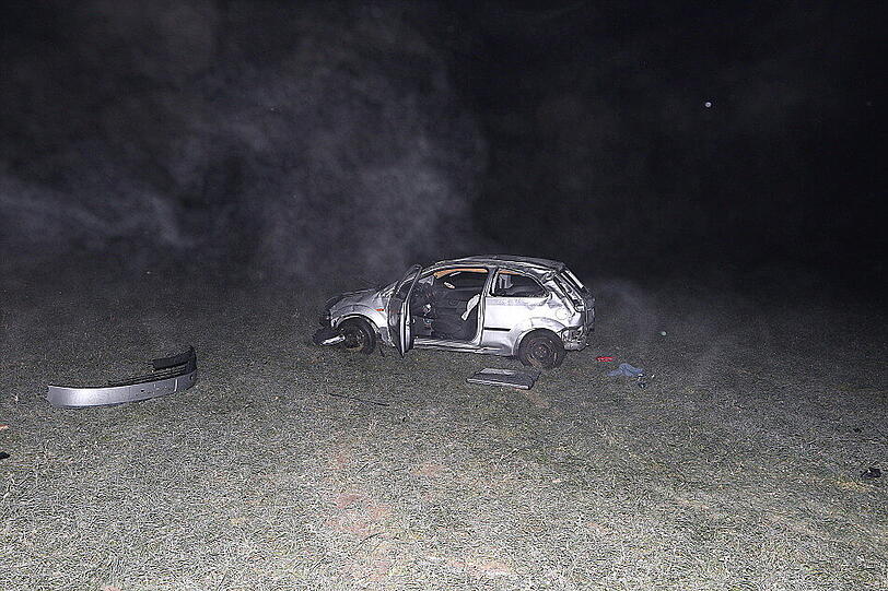 Unfall auf spiegelglatter Straße: Eine 20-Jährige überschlägt sich mit ihrem Fiesta mehrfach.