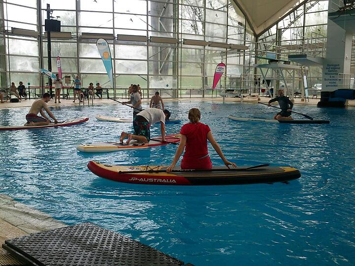 Noch sitzen die Teilnehmer auf ihren Brettern. Beim Wassersportfestival können sie ausprobieren, wie es ist, auf dem Brett zu stehen. Stand-Up-Paddling (SUP) ist eine der 15 Sportarten, die ausprobiert werden können.