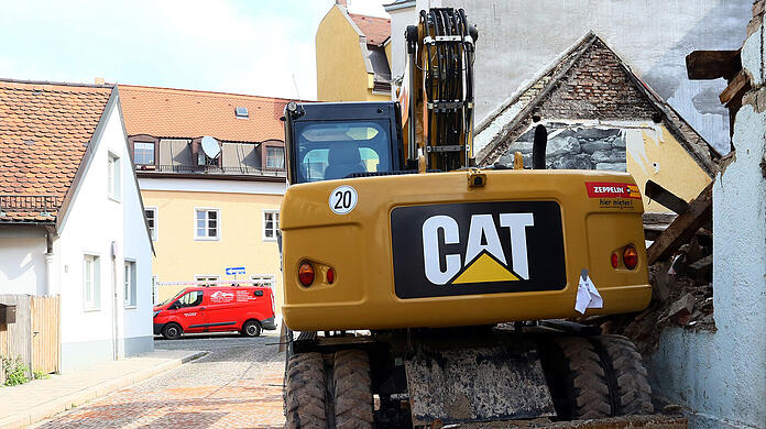 Der 58-Jährige wurde von einem Bagger erfasst und schwer verletzt (Symbolbild).