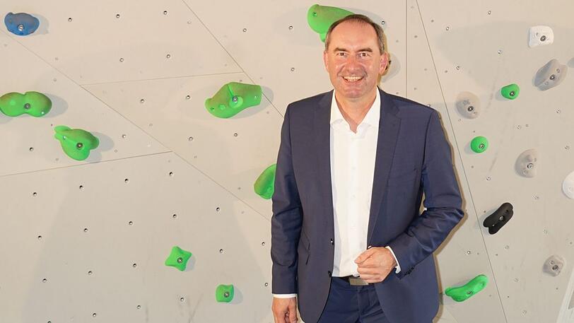 "In der Innenstadt fehlen Kunden": Hubert Aiwanger dieser Tage vor der Kletterwand bei Sport Schuster.
