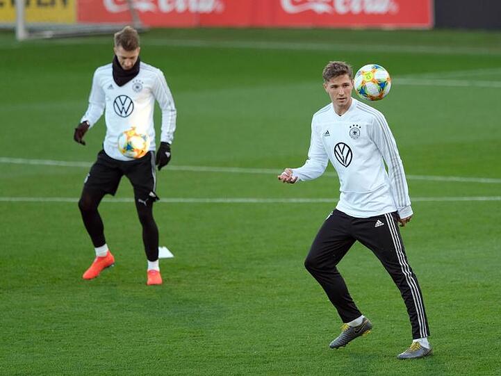 Marco Reus (l) und Neuling Niklas Stark beim Aufwärmen mit dem Ball.