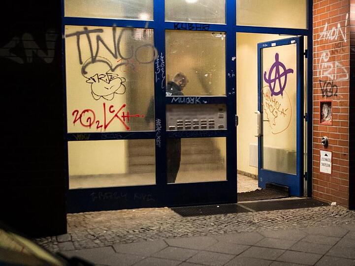 Immer wieder gibt es Hausdurchsuchungen und Festnahmen wie hier im Berliner Bezirk Neukölln.
