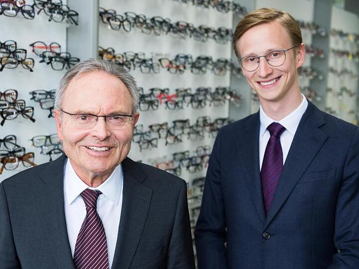 Der Vorstandsvorsitzende der Fielmann AG, Günther Fielmann, und sein Sohn Marc Fielmann: Die Bereitschaft von Unternehmerkindern zur Übernahme des Familienbetriebs steigt.