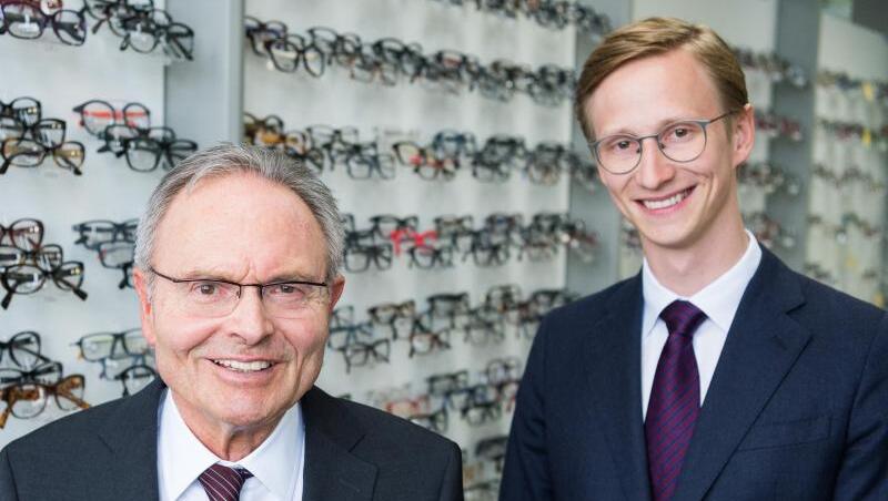 Der Vorstandsvorsitzende der Fielmann AG, Günther Fielmann, und sein Sohn Marc Fielmann: Die Bereitschaft von Unternehmerkindern zur Übernahme des Familienbetriebs steigt. Der Vorstandsvorsitzende der Fielmann AG, Günther Fielmann, und sein Sohn Marc Fielmann: Die Bereitschaft von Unternehmerkindern zur Übernahme des Familienbetriebs steigt.