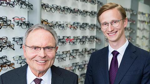Der Vorstandsvorsitzende der Fielmann AG, Günther Fielmann, und sein Sohn Marc Fielmann: Die Bereitschaft von Unternehmerkindern zur Übernahme des Familienbetriebs steigt.