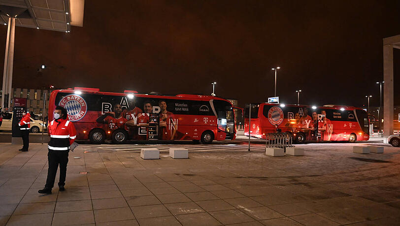 Die Mannschaftsbusse des FC Bayern am Berliner Flughafen. Die Mannschaftsbusse des FC Bayern am Berliner Flughafen.