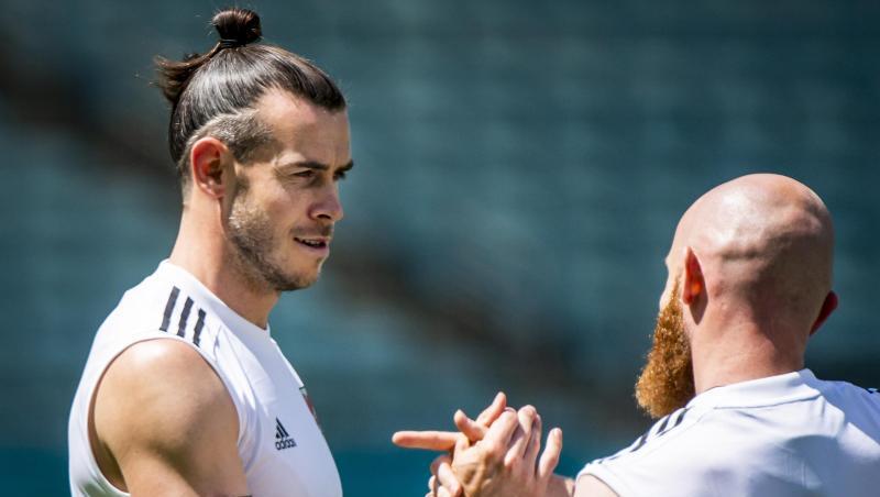 Wales-Star Gareth Bale (l) Jonny Williams sind gegen die Schweiz gefordert.