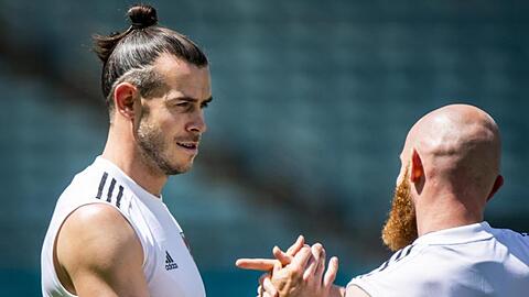 Wales-Star Gareth Bale (l) Jonny Williams sind gegen die Schweiz gefordert.