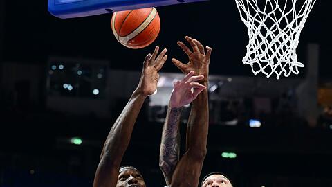 Der Franzose Vincent Poirier (r) blockt am Korb den Italiener Paul Biligha.