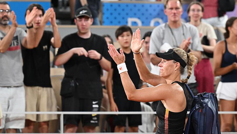 Angelique Kerber applaudiert nach ihrer Niederlage dem Publikum.