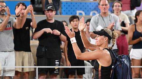 Angelique Kerber applaudiert nach ihrer Niederlage dem Publikum.