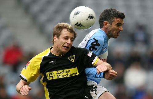Aachens Kapitän Matthias Lehmann, hier im Duell mit Danny Schwarz, will seine Ex-Kollegen vom TSV 1860 abschießen.