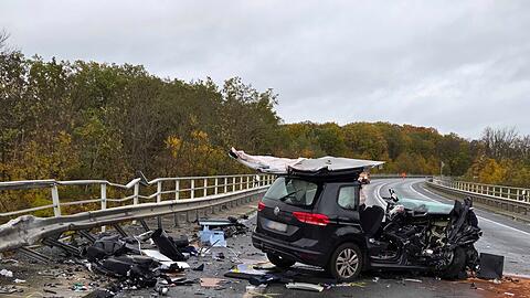 Rettungskräfte sind am Unfallort im Einsatz.
