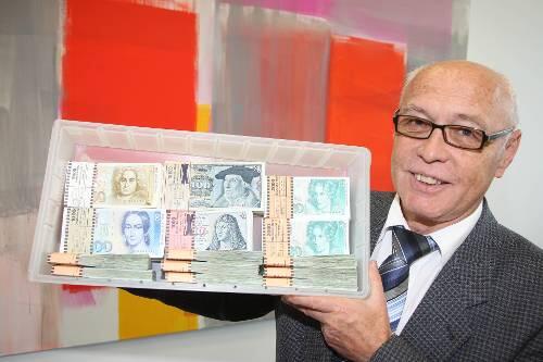 Bundesbank-Direktor Werner Wagner gibt zu: &bdquo;Bei richtig großen Anschaffungen rechne ich den Betrag schon noch mal in D-Mark um. Das ist die Macht der Gewohnheit.