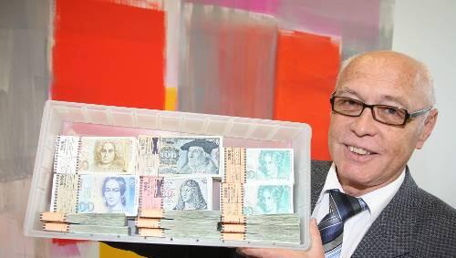 Bundesbank-Direktor Werner Wagner gibt zu: „Bei richtig großen Anschaffungen rechne ich den Betrag schon noch mal in D-Mark um. Das ist die Macht der Gewohnheit. Bundesbank-Direktor Werner Wagner gibt zu: „Bei richtig großen Anschaffungen rechne ich den Betrag schon noch mal in D-Mark um. Das ist die Macht der Gewohnheit.