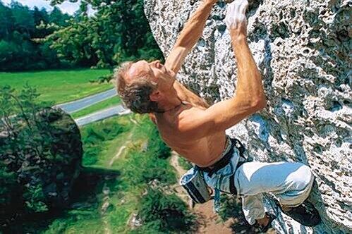 Kurt Albert - hier am Weißenstein, einem Felsen bei Neuhaus/Pegnitz - hat Sportklettergeschichte geschrieben.