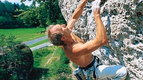 Kurt Albert - hier am Weißenstein, einem Felsen bei Neuhaus/Pegnitz - hat Sportklettergeschichte geschrieben. Kurt Albert - hier am Weißenstein, einem Felsen bei Neuhaus/Pegnitz - hat Sportklettergeschichte geschrieben.