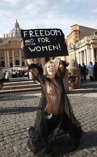 Wilder Protest in Rom: Die Aktionsgruppe Femen ist wieder mal angerückt, und kämpft für mehr Frauenrechte. Wieder halbnackt.