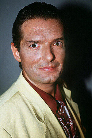 Der als Johann Hölzel geborene Falco gilt als einer der erfolgreichsten, österreichischen Musiker überhaupt. Mit Hits wie "Der Kommissar", "Rock Me Amadeus" und "Jeanny" schaffte Falco den internationalen Durchbruch. Er starb mit 40 Jahren bei einem Autounfall.