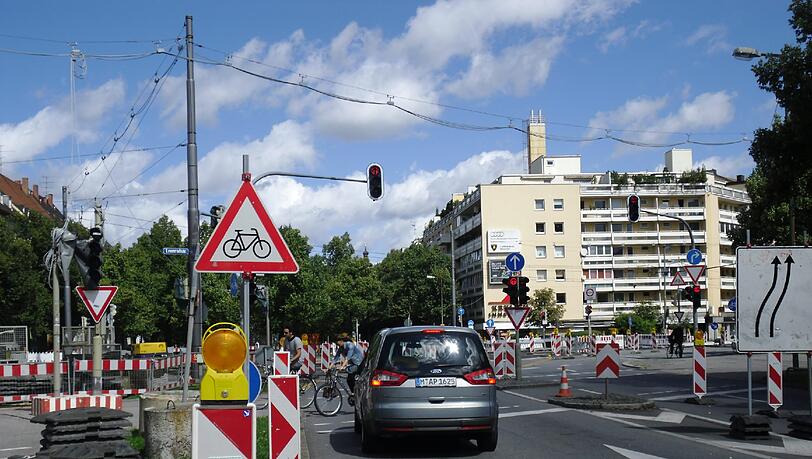 Hier werden Trambahnschienen erneuert: Die Bauselle an der Leonrodstraße/Landshuter Allee. Hier werden Trambahnschienen erneuert: Die Bauselle an der Leonrodstraße/Landshuter Allee.