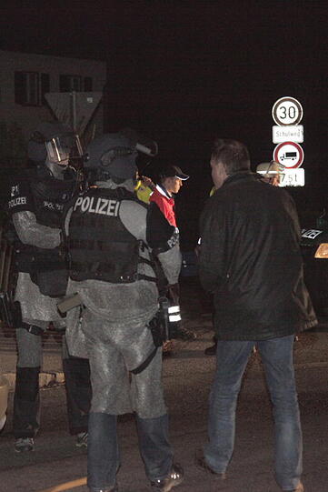 Ein 36-Jähriger flippt aus, tritt eine Tür ein und spricht von Selbstmord. Sogar das SEK musste in Schechen ausrücken.