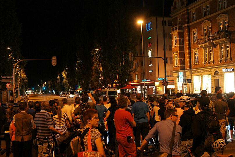 Schaulustige an der Münchner Freiheit
