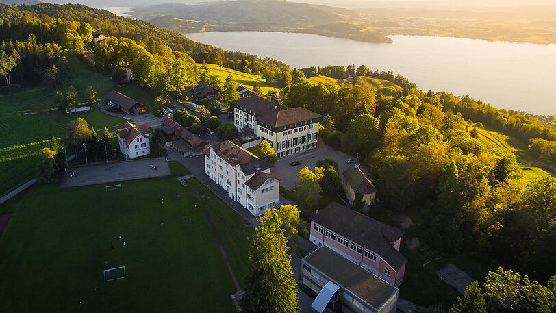 Das Institut Montana liegt im Herzen der Schweiz, auf dem Zugerberg, nur 15 Minuten von der Stadt Zug entfernt. Idyllisch abgeschieden in der Natur, und doch gleichzeitig zentral &ndash; mit schnellen Verbindungen nach Zürich und Zürich Flughafen, Luzern sowie anderen europäischen Metropolen.
