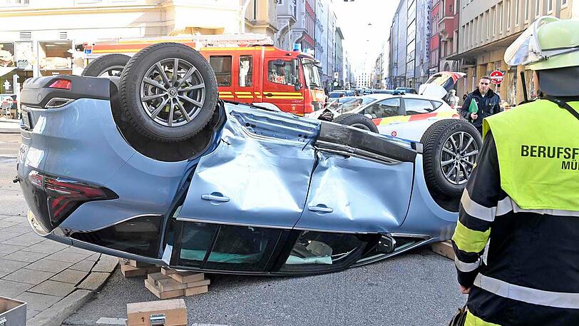 Schwerer Unfall im Bahnhofsviertel - ein Renault krachte in ein Einsatzfahrzeug der Johanniter. Die Bilder.