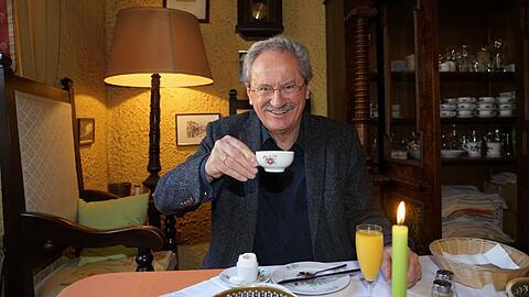 Ein Bild aus besseren Tagen: Alt-OB Christian Ude beim Frühstück in der Teestube.