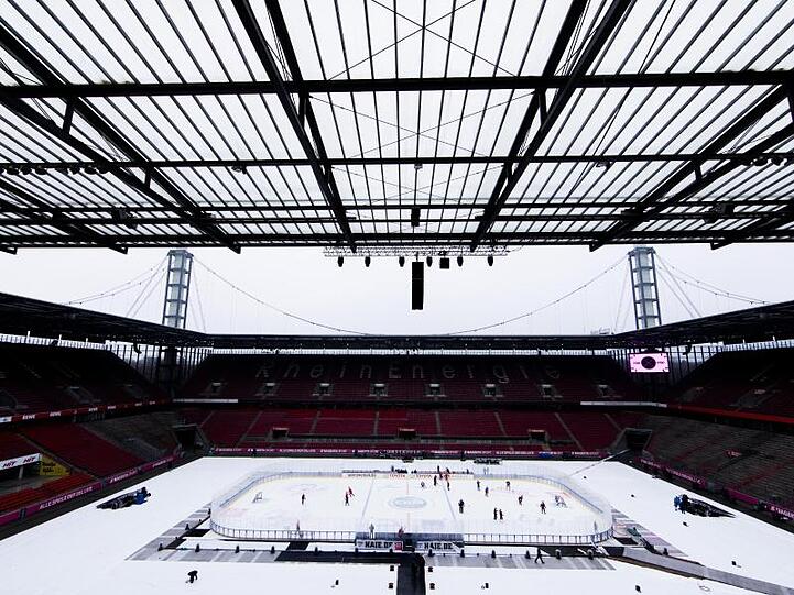 In Köln findet im Fußball-Stadion das 222. Eishockey-Rhein-Derby statt.