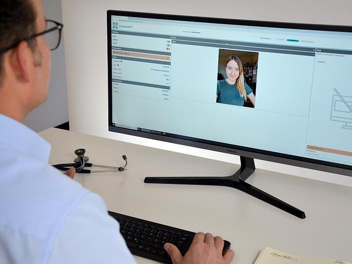 Ein Arzt (l.) im Gespräch mit einer Patientin im Live-Video-Chat über das System "EmergencyEye".