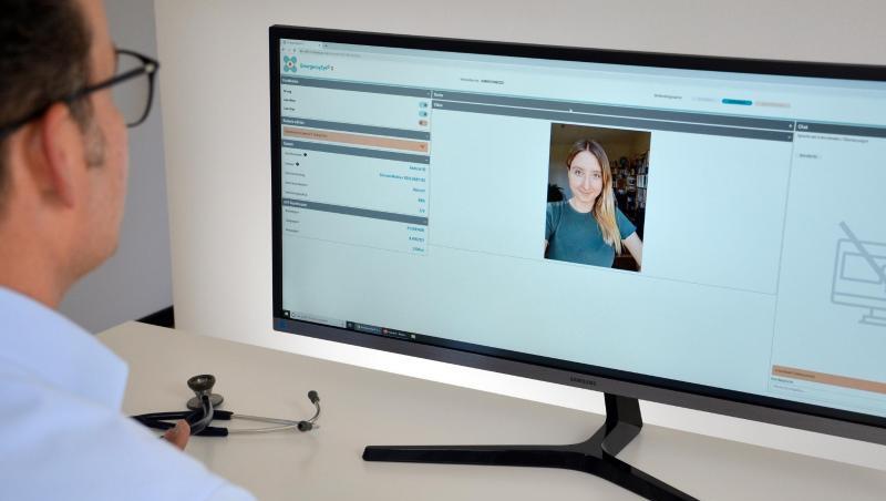 Ein Arzt (l.) im Gespräch mit einer Patientin im Live-Video-Chat über das System "EmergencyEye". Ein Arzt (l.) im Gespräch mit einer Patientin im Live-Video-Chat über das System "EmergencyEye".