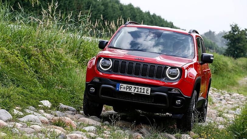 Der Jeep Renegade, hier als Trailhawk 4xe, ist längst eine feste Größe bei den kleinen SUV.