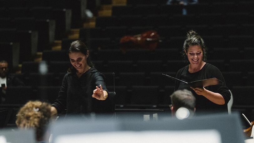 Die Dirigentin Oksana Lyniv (links) mit der Altistin Wiebke Lehmkuhl bei einer Probe für das Konzert in der Isarphilharmonie.