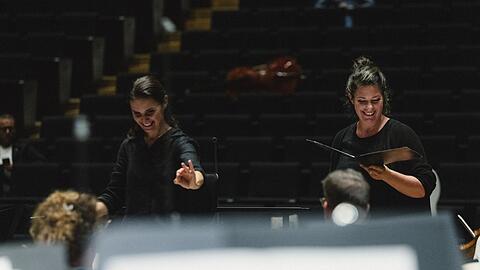 Die Dirigentin Oksana Lyniv (links) mit der Altistin Wiebke Lehmkuhl bei einer Probe für das Konzert in der Isarphilharmonie.