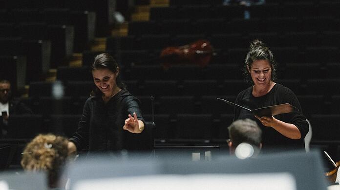 Die Dirigentin Oksana Lyniv (links) mit der Altistin Wiebke Lehmkuhl bei einer Probe für das Konzert in der Isarphilharmonie.