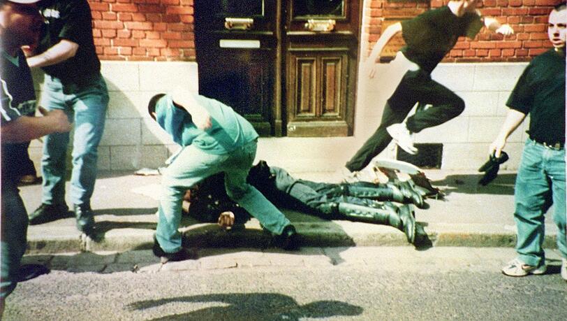 1998 wird der Polizist Nivel von deutschen Hooligans fast ermordet 1998 wird der Polizist Nivel von deutschen Hooligans fast ermordet