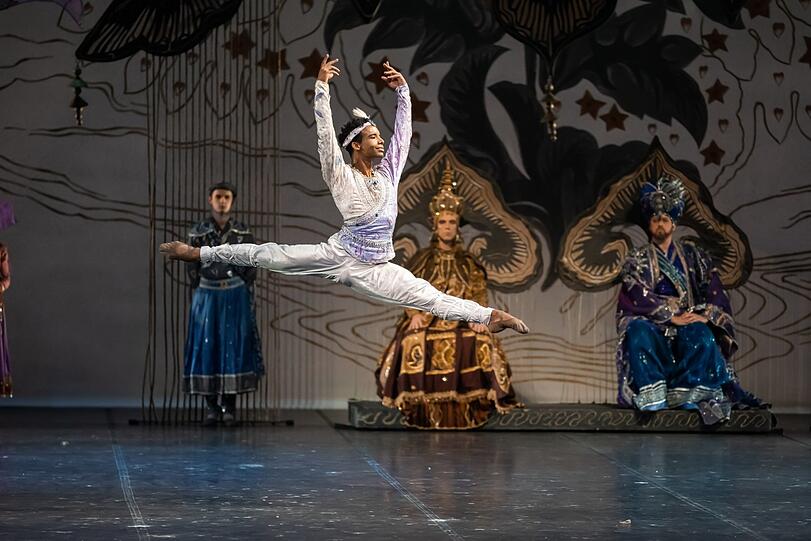 Osiel Gouneo in der männlichen Hauptrolle des Balletts"La Bayadère" in der Choreografie von Patrice Bart nachMarius Petipa im Nationaltheater