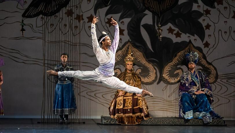 Osiel Gouneo in der männlichen Hauptrolle des Balletts"La Bayadère" in der Choreografie von Patrice Bart nachMarius Petipa im Nationaltheater Osiel Gouneo in der männlichen Hauptrolle des Balletts"La Bayadère" in der Choreografie von Patrice Bart nachMarius Petipa im Nationaltheater