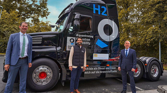 2020 waren die Hoffnungen noch groß beim Startschuss für die Bayerische Wasserstoffstrategie - Förderprogramm für 100 H2-Tankstellen (v.l.n.r.: Manfred Stefener, Freudenberg Sealing Technologies, Serhat Yilmaz, CMO Quantron AG, und Hubert Aiwanger).