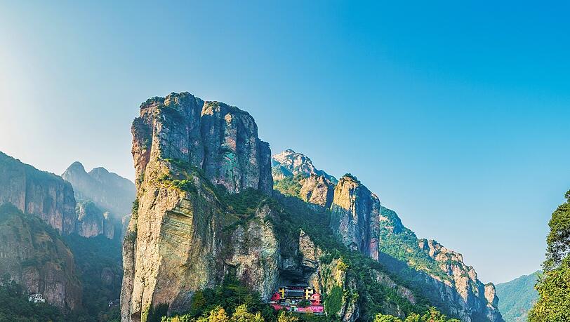 Der Yandang Berg bietet bei Sonnenuntergang ein unvergessliches Erlebnis, denn dann sehen die beleuchteten Felsen aus, als ob sie lebendig wären – wie Figuren oder Tiere.
