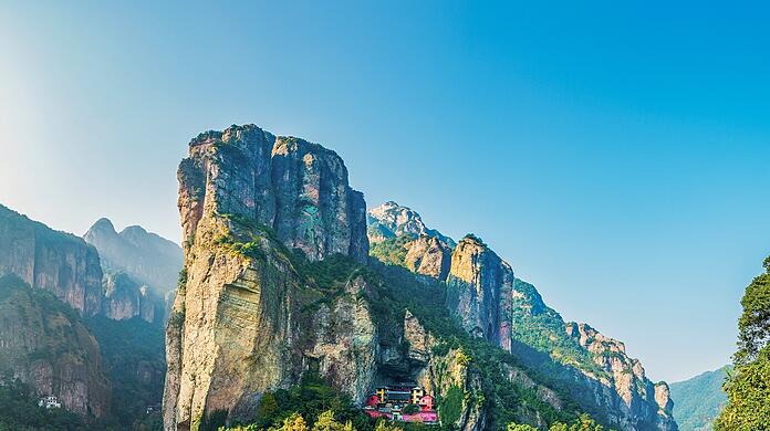 Der Yandang Berg bietet bei Sonnenuntergang ein unvergessliches Erlebnis, denn dann sehen die beleuchteten Felsen aus, als ob sie lebendig wären – wie Figuren oder Tiere. Der Yandang Berg bietet bei Sonnenuntergang ein unvergessliches Erlebnis, denn dann sehen die beleuchteten Felsen aus, als ob sie lebendig wären – wie Figuren oder Tiere.