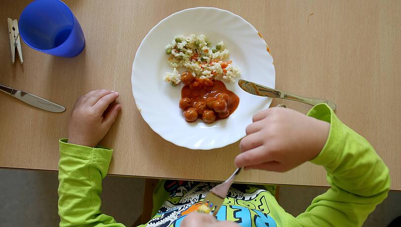 Für das Essen in der Kita müssen viele Familien bald mehr bezahlen. Für das Essen in der Kita müssen viele Familien bald mehr bezahlen.