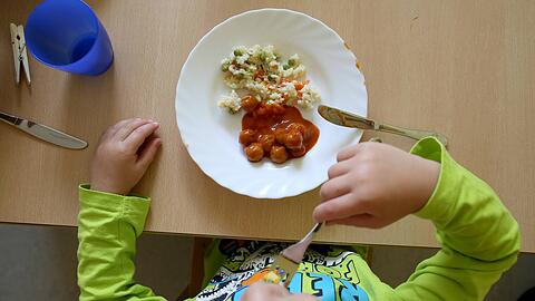 Für das Essen in der Kita müssen viele Familien bald mehr bezahlen.