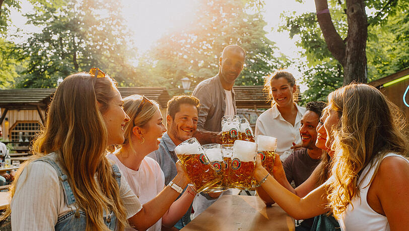 Das umsatzstärkste Unternehmen der Schörghuber Gruppe ist das bekannteste: Paulaner. 2024 knackte der Konzern, den die SG seit 2001 zusammen mit Heineken (30 Prozent) führt, erstmals die Milliarden-Marke. Das umsatzstärkste Unternehmen der Schörghuber Gruppe ist das bekannteste: Paulaner. 2024 knackte der Konzern, den die SG seit 2001 zusammen mit Heineken (30 Prozent) führt, erstmals die Milliarden-Marke.