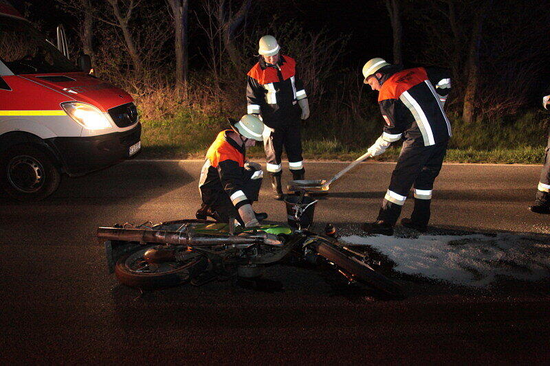 Schwerer Unfall auf der B 15: Zwei Verletzte
