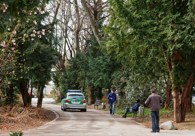 Eine Polizeistreife im Nussbaumpark. Hier spielte sich die Szene ab.