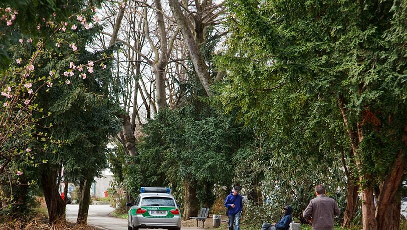 Eine Polizeistreife im Nussbaumpark. Hier spielte sich die Szene ab. Eine Polizeistreife im Nussbaumpark. Hier spielte sich die Szene ab.